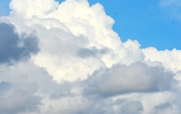 photo de ciel blanc et de nuages bleu vif