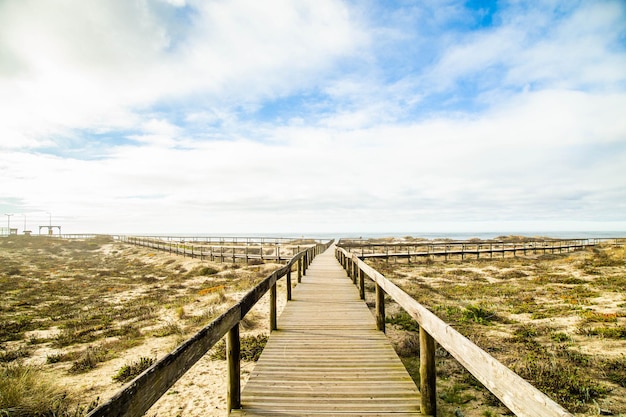 Photo avec ciel bleu et chemin en bois sur la plage de Furadouro au Portugal