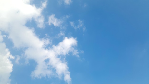 Photo d'un ciel bleu avec des nuages légers comme du coton. Fond de ciel