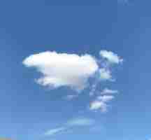 Photo photo ciel bleu avec des nuages venteux prise horizontale