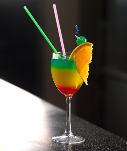 Photo cocktail de trois couleurs sur le bar vaut