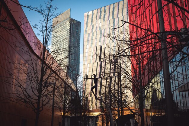 Une photo colorée de gratte-ciel sur une rue de la ville