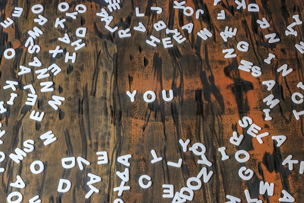 Photo une photo complète des alphabets sur une table en bois