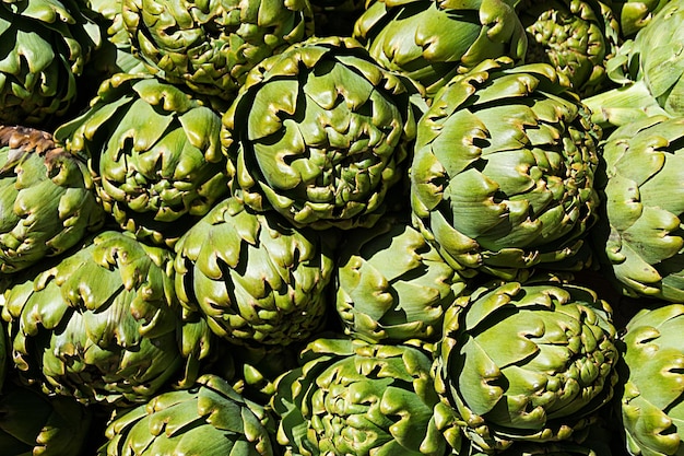 Une photo complète d'artichauts au marché