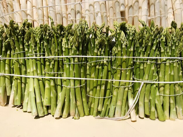 Photo une photo complète d'asperges à vendre dans un stand de marché