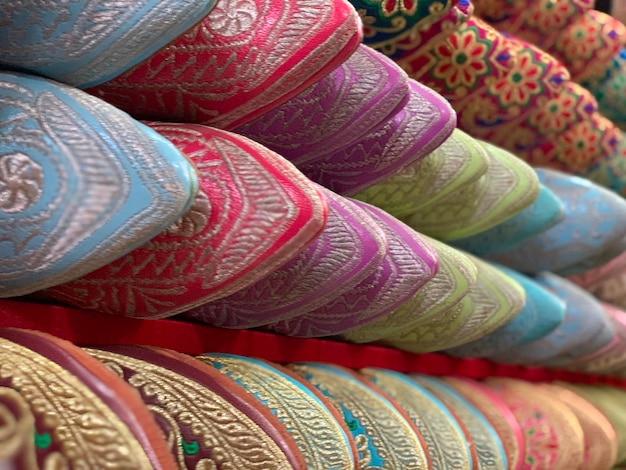 Photo photo complète d'un babouche traditionnel multicolore à vendre sur le marché du fez