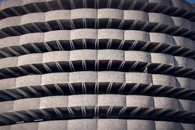 Une photo complète d'un bâtiment moderne