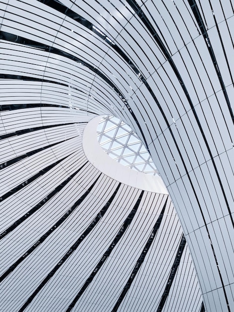Une photo complète d'un bâtiment moderne