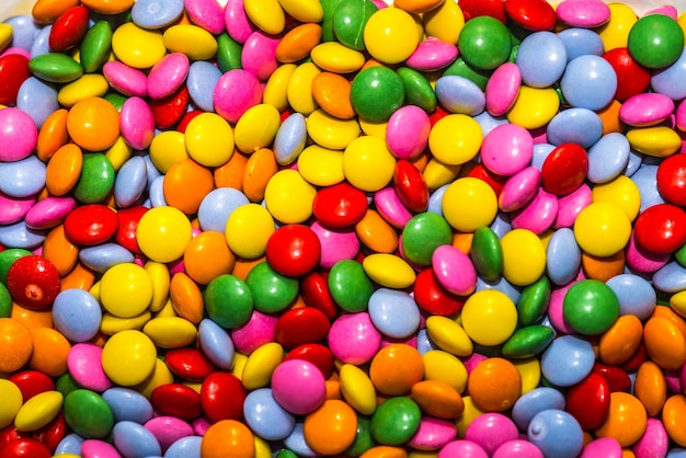 Une photo complète de bonbons multicolores