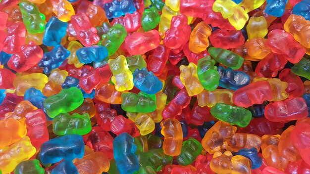 Une photo complète de bonbons d'ours de gomme multicolores