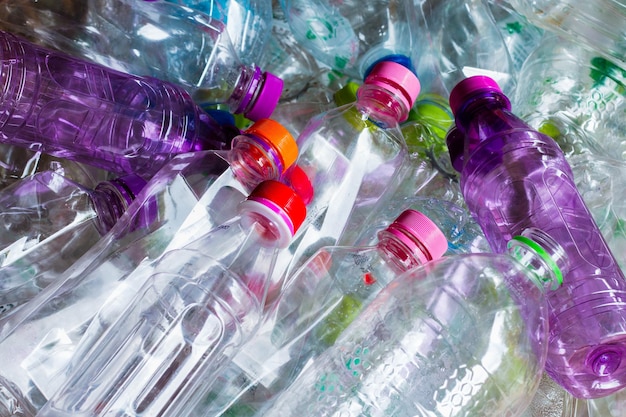 Photo une photo complète de bouteilles en plastique multicolores