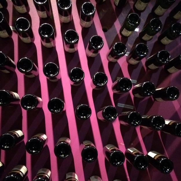 Photo une photo complète de bouteilles de vin dans une étagère rose