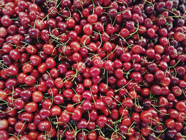 Une photo complète de cerises à vendre au marché