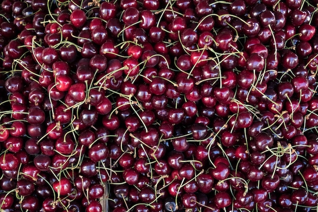 Une photo complète de cerises à vendre au marché