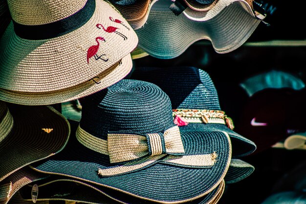 Photo une photo complète de chapeaux à vendre au marché.