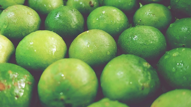 Une photo complète de citrons sur le marché.