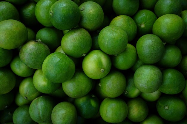 Photo complète de citrons verts à vendre sur le marché