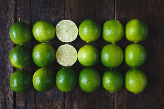 Une photo complète de citrons verts