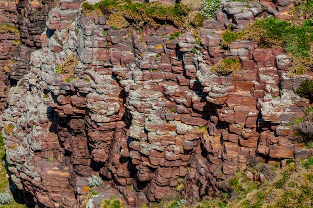 Une photo complète du rocher sur le mur.