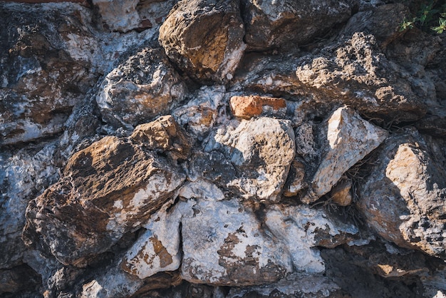 Une photo complète du rocher.