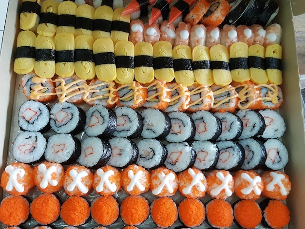 Photo une photo complète du sushi.