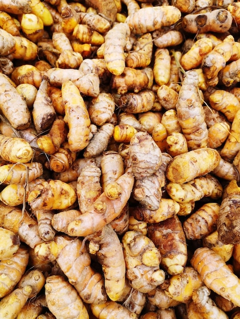 Photo une photo complète du tumeric à vendre au marché.