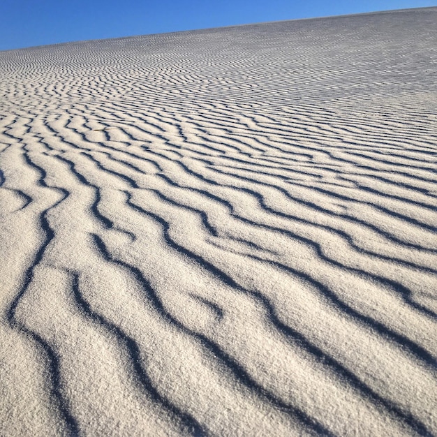 Photo une photo complète d'une dune de sable dans le désert