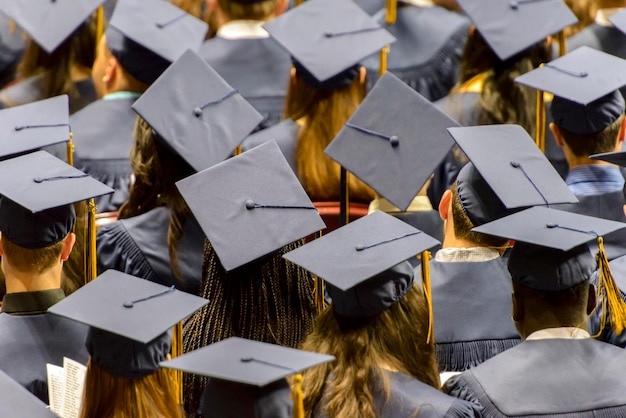 Une photo complète des étudiants lors de la cérémonie de la remise des diplômes
