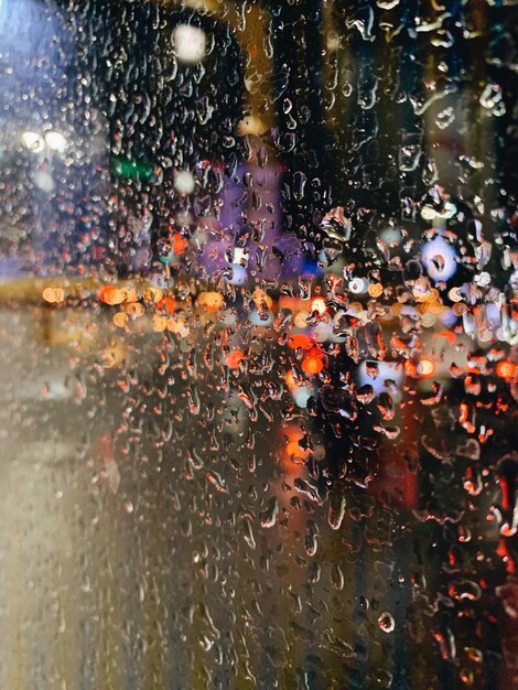 Photo complète d'une fenêtre en verre humide pendant la saison des pluies