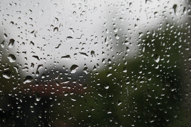 Photo complète d'une fenêtre en verre humide pendant la saison des pluies