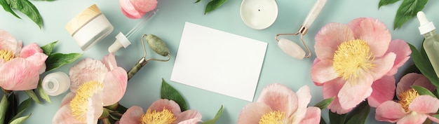 Une photo complète de fleurs.