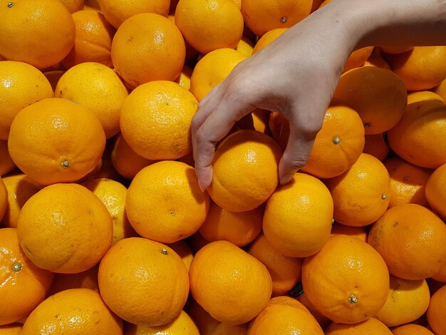Photo photo complète d'un fruit d'orange sur le marché