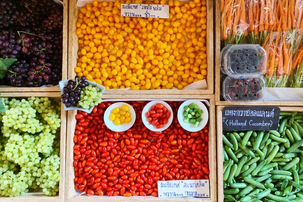 Une photo complète de fruits et légumes à vendre au marché
