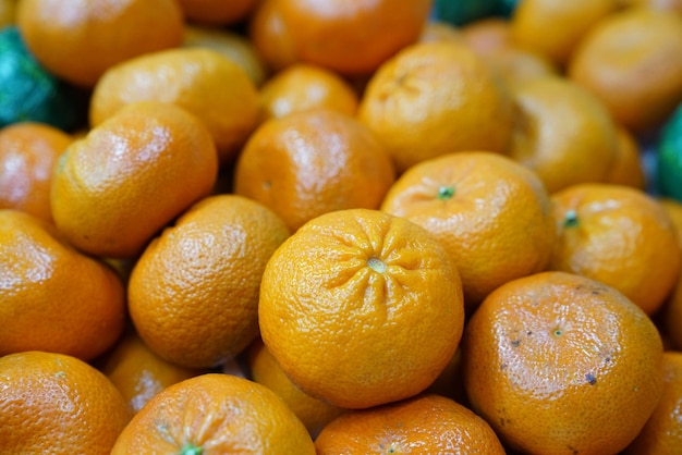 Photo une photo complète de fruits à vendre au marché.