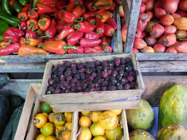 Photo une photo complète de fruits à vendre.
