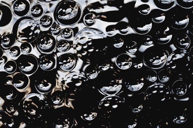 Une photo complète des gouttes de pluie sur le verre.