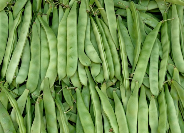 Une photo complète des haricots verts au marché