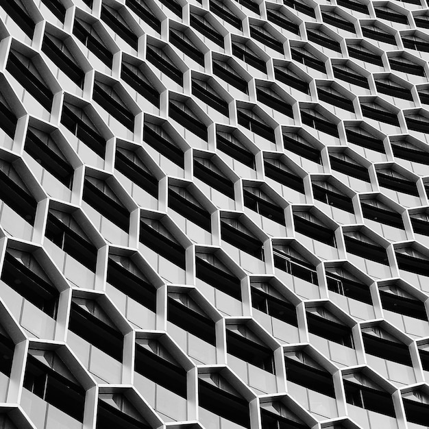 Une photo complète d'un immeuble de bureaux moderne