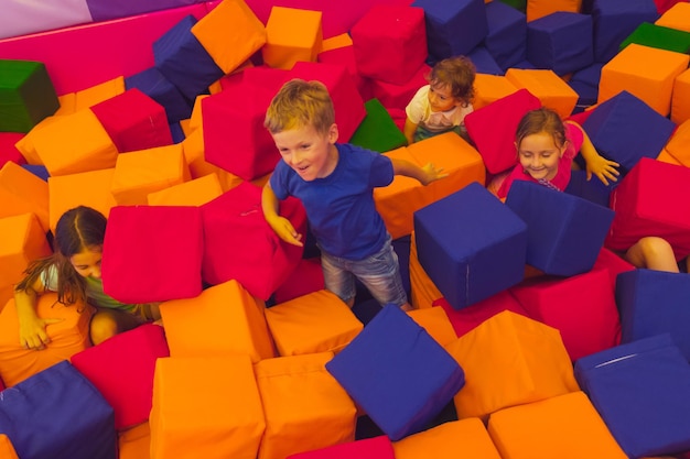 Une photo complète de jouets multicolores