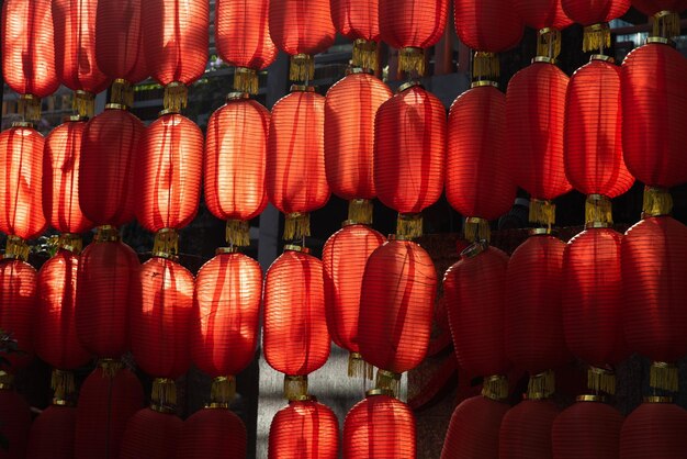 Une photo complète de lanternes accrochées en rangée