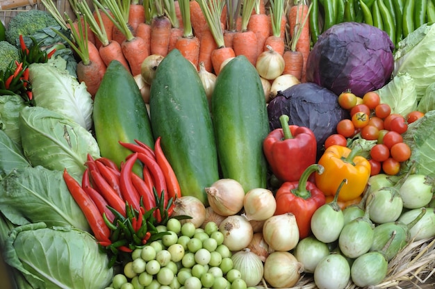 Une photo complète de légumes à vendre au stand du marché