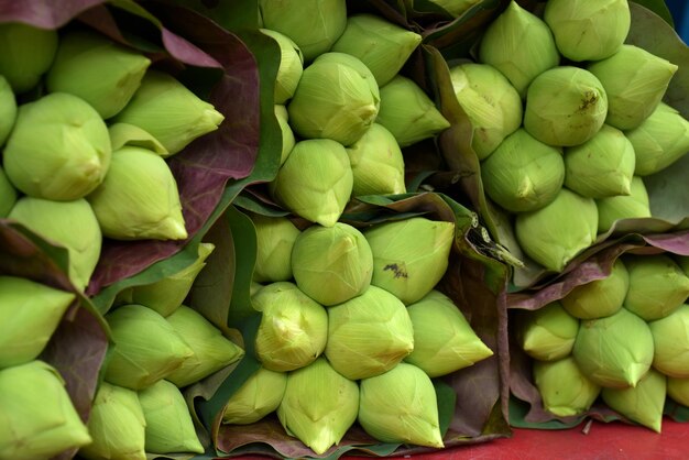 Une photo complète de légumes à vendre au stand du marché.