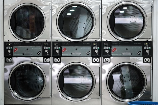 Une photo complète d'une machine à laver dans une buanderie
