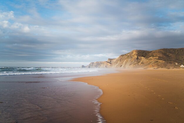 Photo photo complète d'une magnifique plage de l'algarve au portugal au coucher du soleil