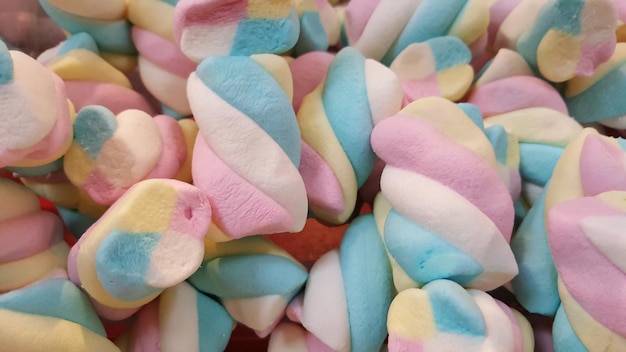 Une photo complète de marshmallows colorés