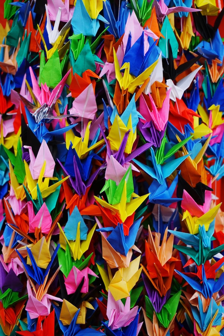 Photo une photo complète d'oiseaux de papier colorés