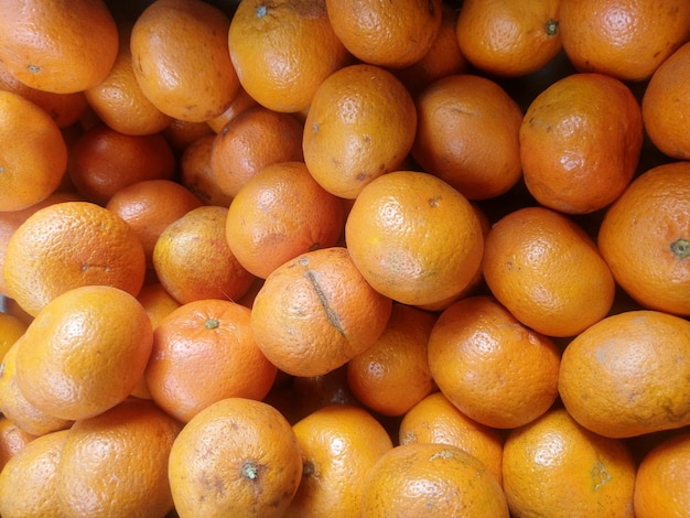 Photo une photo complète d'oranges au marché