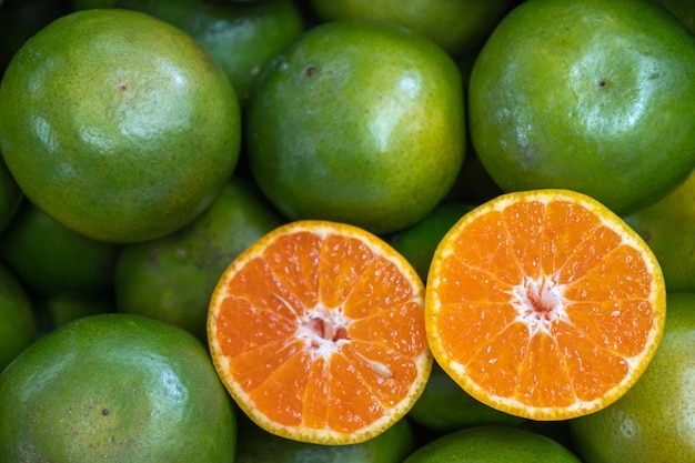 Une photo complète d'oranges sur le marché