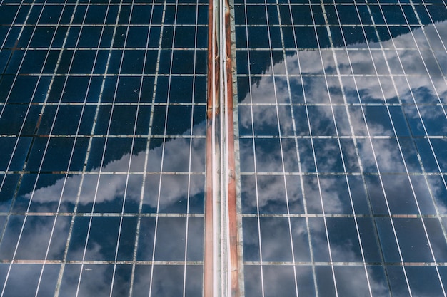 Une photo complète des panneaux solaires avec réflexion