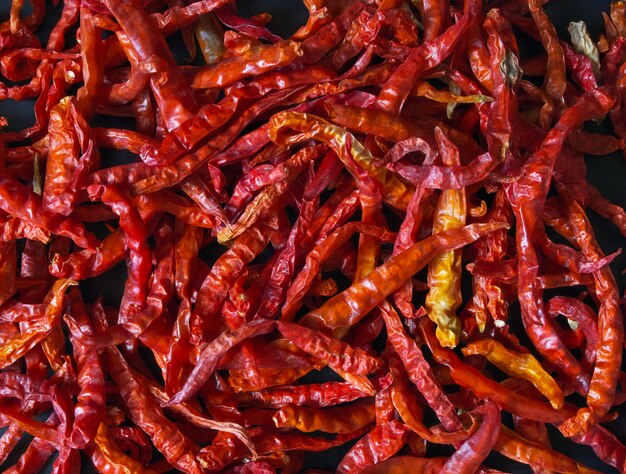 Une photo complète des piments rouges.